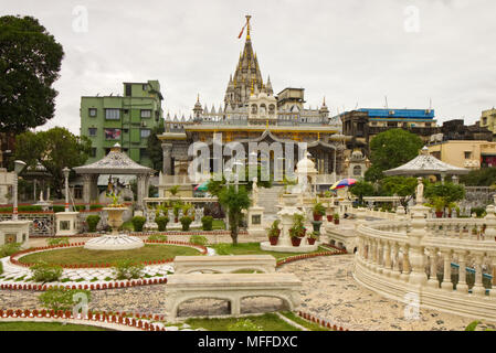 Aufwändige Gärten und Denkmäler in Kalkutta Jain Tempel, Badridas Temple Street, Kolkata, West Bengal, Indien Stockfoto