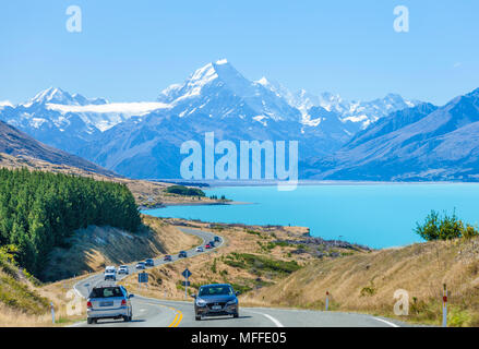 Neuseeland Südinsel Neuseeland Autos fahren auf der kurvenreichen Straße Cook Nationalpark an der Seite des Sees Pukaki Neuseeland zu montieren Stockfoto