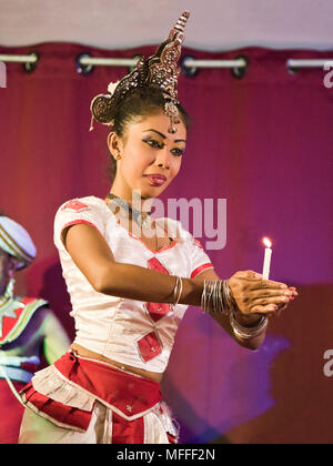 Vertikale Porträt eines weiblichen Kandyan Tänzerin in Kandy, Sri Lanka. Stockfoto