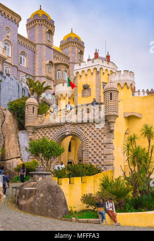 Sintra Palacio da Pena, Blick auf den Eingang des Wahrzeichen Palacio da Pena auf einem Hügel südlich von Sintra, Portugal. Stockfoto