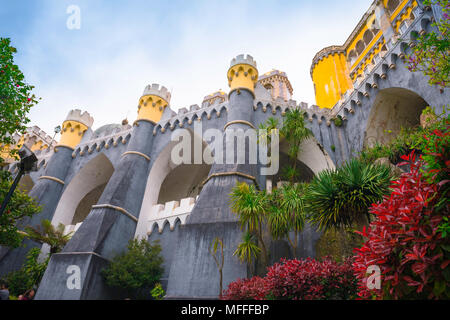 Sintra Portugal, Blick auf die riesigen Wälle und Strebepfeiler, die den farbenfrohen Palacio da Pena in Sintra, Portugal, unterstützen. Stockfoto