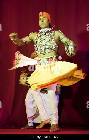 Vertikale Porträt einer Kandyan Tänzerin in Kandy, Sri Lanka. Stockfoto