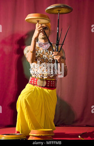 Vertikale Porträt einer Kandyan Tänzerin in Kandy, Sri Lanka. Stockfoto