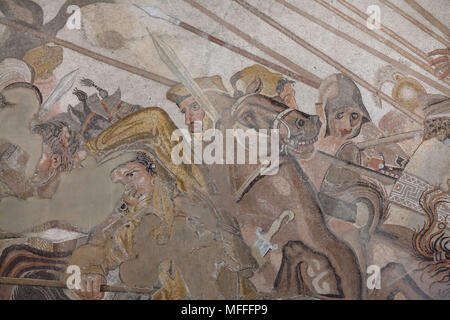 Persische Krieger kämpfen während der Schlacht zwischen Alexander dem Großen und König Darius in der Alexander Mosaik aus der Casa del Fauno (Haus des Faun) in Pompeji dargestellt, nun im Nationalen Archäologischen Museum (Museo Archeologico Nazionale di Napoli) in Neapel, Kampanien, Italien. Alexander der Große wird König Darius angreifen, während eine der entscheidenden Schlachten in der Eroberung des Ostens, wahrscheinlich der Schlacht von Issus (333 v. Chr.), die Schlacht von granicus River (334 v. Chr.) oder die Schlacht bei Gaugamela (331 v. Chr.). Stockfoto