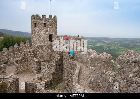 Sintra, Blick auf die Touristen, die Erkundung der Burgmauer des Castelo Dos Mouros (Burg Der Mauren), Sintra, Portugal. Stockfoto