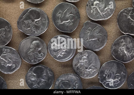 Pegasus und Athena in der antiken griechischen Silbermünzen (Korinthischen stater) aus der zweiten Hälfte des 4.Jahrhundert v. Chr. datiert aus dem Schatz in Sizilien gefunden auf Anzeige im Nationalen Archäologischen Museum (Museo Archeologico Nazionale di Napoli) in Neapel, Kampanien, Italien. Athena ist die korinthischen Helm. Stockfoto