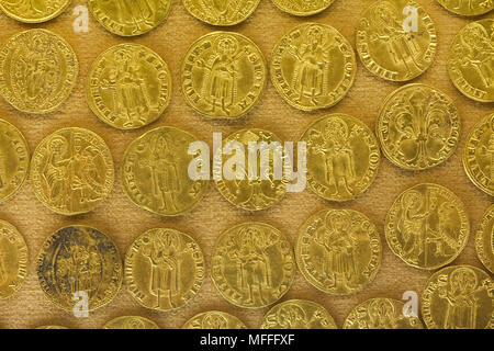 Florentiner goldenen Gulden aus dem Schatz von 212 goldenen Münzen in Montella in Avellino Provinz gefunden auf Anzeige im Nationalen Archäologischen Museum (Museo Archeologico Nazionale di Napoli) in Neapel, Kampanien, Italien. Stockfoto