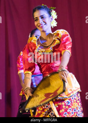 Vertikale Porträt einer Kandyan Tänzerin in Kandy, Sri Lanka. Stockfoto