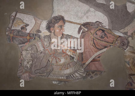 Alexander der Große in Alexander der Mosaik aus der Casa del Fauno (Haus des Faun) in Pompeji dargestellt, nun im Nationalen Archäologischen Museum (Museo Archeologico Nazionale di Napoli) in Neapel, Kampanien, Italien. Alexander der Große dargestellt ist Angriff auf den Wagen des Königs Darius während einer der entscheidenden Schlachten in der Eroberung des Ostens, wahrscheinlich der Schlacht von Issus (333 v. Chr.), die Schlacht von granicus River (334 v. Chr.) oder die Schlacht bei Gaugamela (331 v. Chr.). Stockfoto