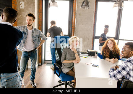 Mixe rennen Studenten in fröhliche Stimmung bereiten sich für intelectual Spiel Stockfoto