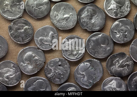 Pegasus und Athena in der antiken griechischen Silbermünzen (Korinthischen stater) aus der zweiten Hälfte des 4.Jahrhundert v. Chr. datiert aus dem Schatz in Sizilien gefunden auf Anzeige im Nationalen Archäologischen Museum (Museo Archeologico Nazionale di Napoli) in Neapel, Kampanien, Italien. Athena ist die korinthischen Helm. Stockfoto