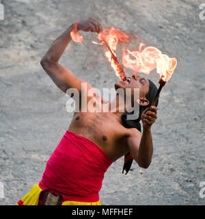 Quadrat Portrait von einem Feuer essen Kandyan Tänzerin in Kandy, Sri Lanka. Stockfoto