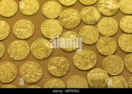 Florentiner goldenen Gulden aus dem Schatz von 212 goldenen Münzen in Montella in Avellino Provinz gefunden auf Anzeige im Nationalen Archäologischen Museum (Museo Archeologico Nazionale di Napoli) in Neapel, Kampanien, Italien. Stockfoto