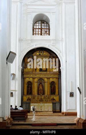 Goa, Indien - Januar 2018: Lone verehrer an der Sé Catedral de Santa Catarina Stockfoto