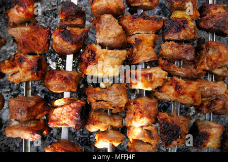 Shish Kebab am Spieß gegrillt auf Holzkohle. Der Blick von oben Stockfoto