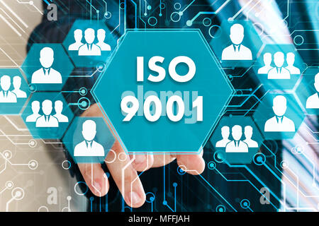 Der Geschäftsmann, der klickt auf die Schaltfläche ISO 9001 auf dem Touchscreen Stockfoto