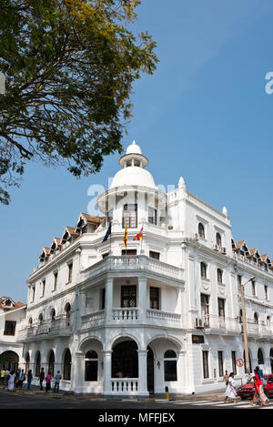 Vertikale Ansicht des Queen's Hotel in Kandy, Sri Lanka. Stockfoto