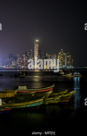 Boote und City Skyline bei Nacht - stadtbild von Panama City Business District - beleuchtete Wolkenkratzer Gebäude Stockfoto