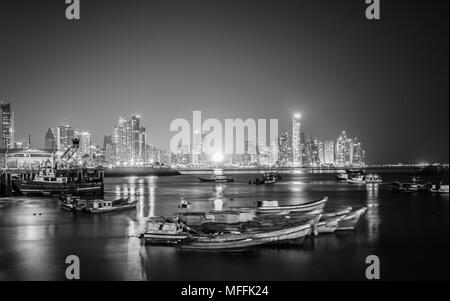 Boote und City Skyline bei Nacht - stadtbild von Panama City Business District - beleuchtete Wolkenkratzer Gebäude Stockfoto