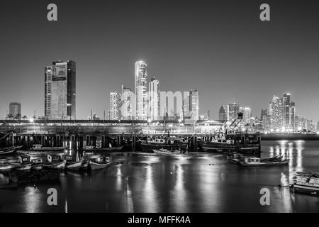 Boote und City Skyline bei Nacht - stadtbild von Panama City Business District - beleuchtete Wolkenkratzer Gebäude Stockfoto