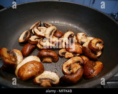 In Scheiben geschnittene Pilze Kastanien Braten in der Pfanne. Stockfoto