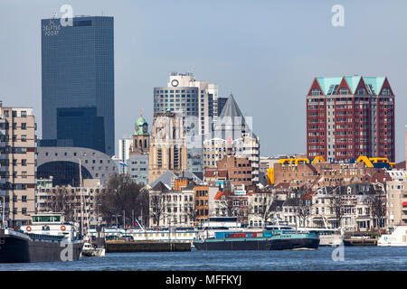 Die Skyline von Rotterdam, auf die Nieuwe Maas, Fluss, Wolkenkratzer, Gebäude in der Stadt, Niederlande, Stockfoto