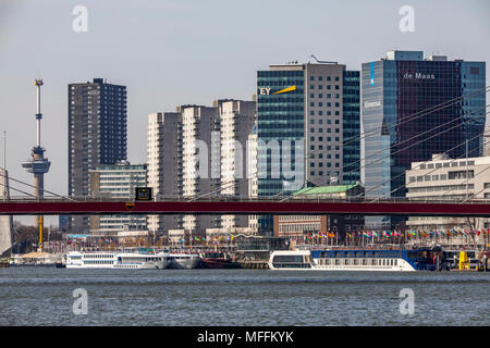 Die Skyline von Rotterdam, auf die Nieuwe Maas, Fluss, Wolkenkratzer, Gebäude in der Stadt, Niederlande, Stockfoto