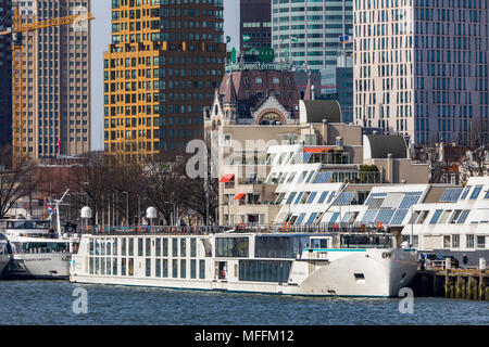 Die Skyline von Rotterdam, auf die Nieuwe Maas, Fluss, Wolkenkratzer, Gebäude in der Stadt, Niederlande, Flusskreuzfahrtschiffe, Stockfoto