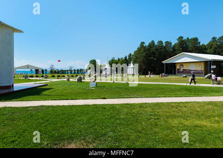 Kapellen der verschiedenen Religionen, Kulturzentrum Ruh Ordo benannt nach berühmten kirgisische Schriftsteller Chinghiz Aitmatov, Issyk Kul See, Cholpon-Ata, Kyrgyzst Stockfoto