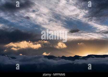 Wolken ziehen über die Spitzen der Drakensburg Berge. Royal Natal National Park. Südafrika Stockfoto