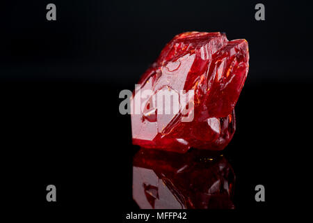 Rot Natur crystal Mineral auf schwarzem Hintergrund Stockfoto