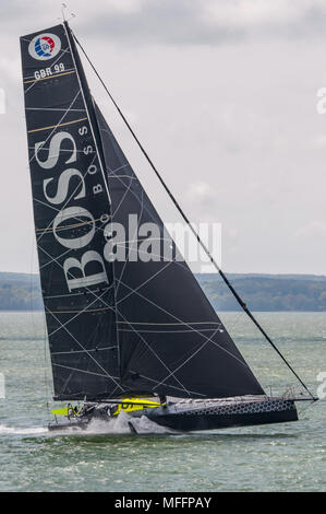 Hugo Boss mit Skipper von Alex Thomson auf Geschwindigkeit in den Solent aus Portsmouth, Großbritannien am 23. April 2018. Stockfoto