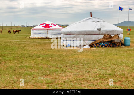 Khui Doloon Khudag, Mongolei - Juli 12, 2010: mongolische Jurten genannt gers Nadaam Pferderennen auf Steppe außerhalb von Ulaanbaatar Stockfoto