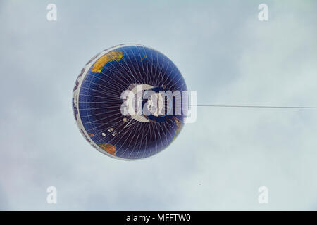 Heißluftballon fliegen in den Himmel von Berlin City. Hiflyer (highflyer) Air Service betreiben die Welt Ballon Berlin mit Welt Werbung sterben. Stockfoto