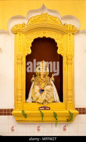 Eine Statue des Gottes Ganesh am Shri Lakshmi Narayan Mandir Tempel in Richmond Hill, Queens, New York. Stockfoto