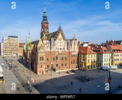 Alte gotische Rathaus in Wroclaw (Breslau) in Polen, im 14. Jahrhundert und historische Marktplatz (Rynek). Luftaufnahme. Am frühen Morgen Stockfoto