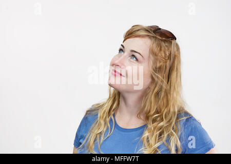 Junge hübsche blonde Frau Porträt im blauen Hemd. Auf weissem Hintergrund. Stockfoto