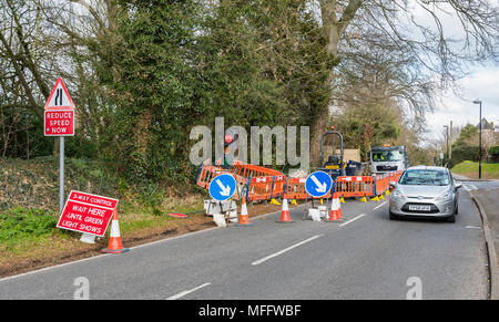 Temporäre Ampel an temporären Baustellen eine Fahrspur in Großbritannien blockiert. Stockfoto