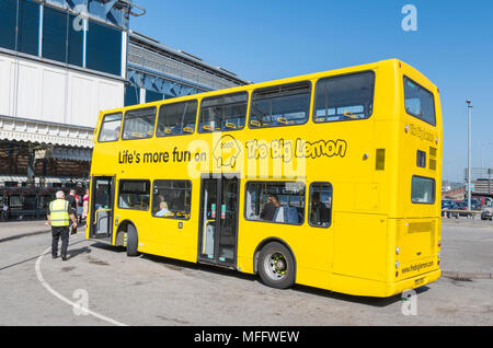 Die grossen Zitrone Bus, einen gelben Bus als Teil der grossen Zitrone Bus Service in Brighton, Brighton & Hove, East Sussex, England, UK. Stockfoto