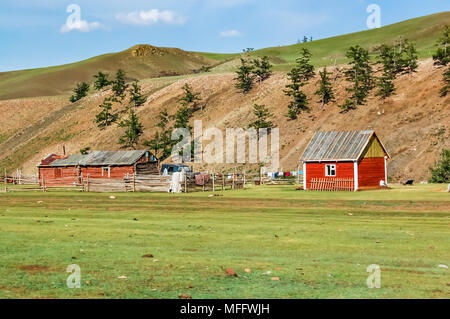 Shine-Ider Bezirk, Mongolei - Juli 22, 2010: Holzhäuser auf Steppe in der Provinz Khovsgol, nördliche Mongolei Stockfoto