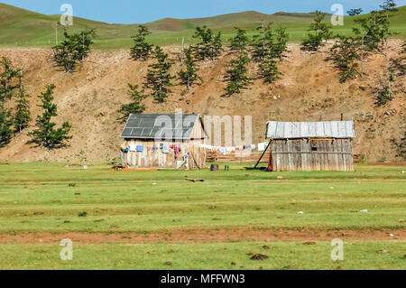 Shine-Ider Bezirk, Mongolei - Juli 22, 2010: Holzhäuser auf Steppe in der Provinz Khovsgol, nördliche Mongolei Stockfoto