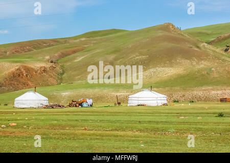 Shine-Ider Bezirk, Mongolei - Juli 22, 2010: mongolische Jurten genannt Gers auf Steppe in der Provinz Khovsgol, nördliche Mongolei Stockfoto