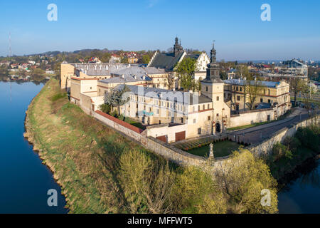 Krakau, Polen. Slawator Bezirk mit Prämonstratenser Kloster, Kirche, Weichsel und Rudawa Flüsse und weitem Blick auf Kosciuszko Damm. Luftbild im Sonnenaufgang Stockfoto