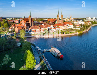 Polen. Wroclaw. Ostrow Tumski, gotische Kathedrale St. Johannes der Täufer, Stiftskirche des Heiligen Kreuzes, touristischen Hafen und Schiff. Luftaufnahme. Stockfoto