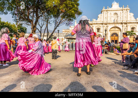 Antigua, Guatemala - 9. März 2018: Tanz der Omas (Baile de las Abuelitas) ein traditioneller Volkstanz in Central Plaza vor der Kathedrale Stockfoto