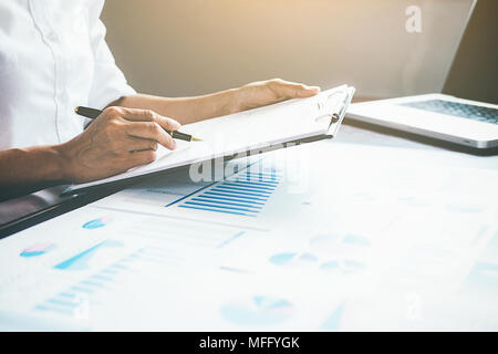 Administrator business Man financial Inspector und Sekretär der Bericht die Berechnung der Balance. Internal Revenue Service Checking Dokument. Audit conc Stockfoto