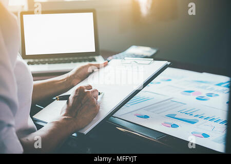 Administrator business Man financial Inspector und Sekretär der Bericht die Berechnung der Balance. Internal Revenue Service Checking Dokument. Audit conc Stockfoto