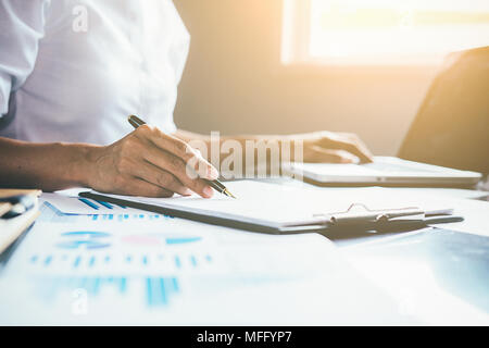 Administrator business Man financial Inspector und Sekretär der Bericht die Berechnung der Balance. Internal Revenue Service Checking Dokument. Audit conc Stockfoto