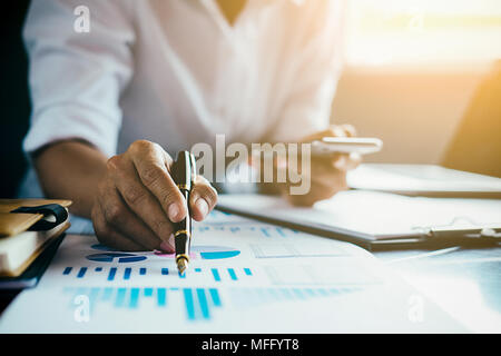 Administrator business Man financial Inspector und Sekretär der Bericht die Berechnung der Balance. Internal Revenue Service Checking Dokument. Audit conc Stockfoto