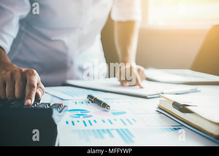 Administrator business Man financial Inspector und Sekretär der Bericht die Berechnung der Balance. Internal Revenue Service Checking Dokument. Audit conc Stockfoto